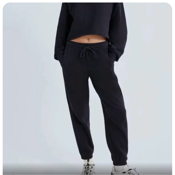 Aritzia Pants - Aritzia tna- Black Cozy Fleece Perfect Fit Sweatpants